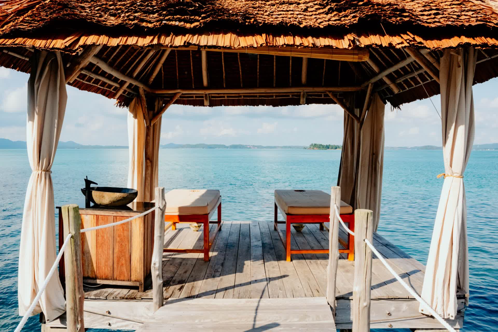Telunas overwater spa