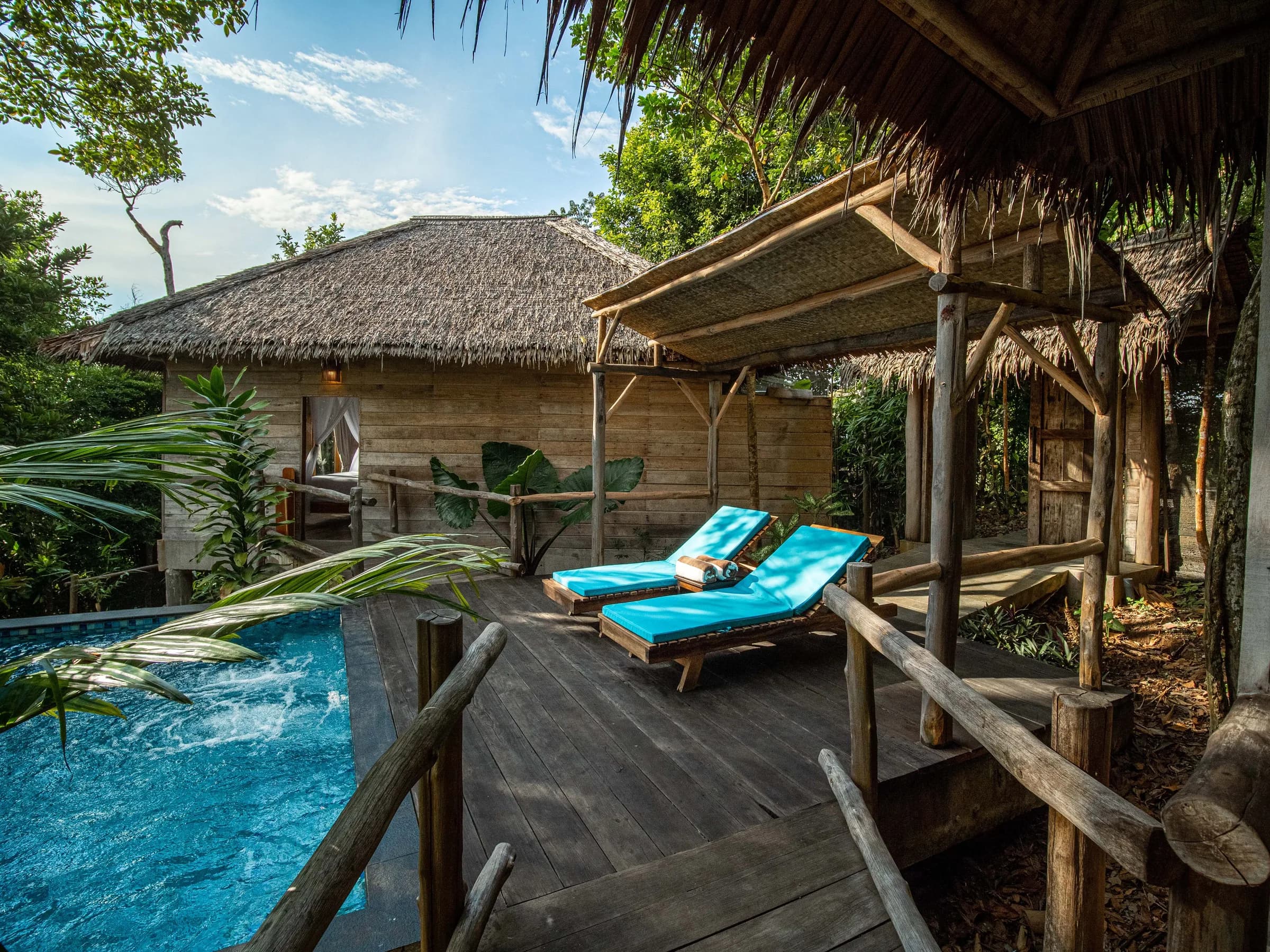 Private plunge pool with two turquoise loungers on a Ridge Villa deck at Telunas Private Island