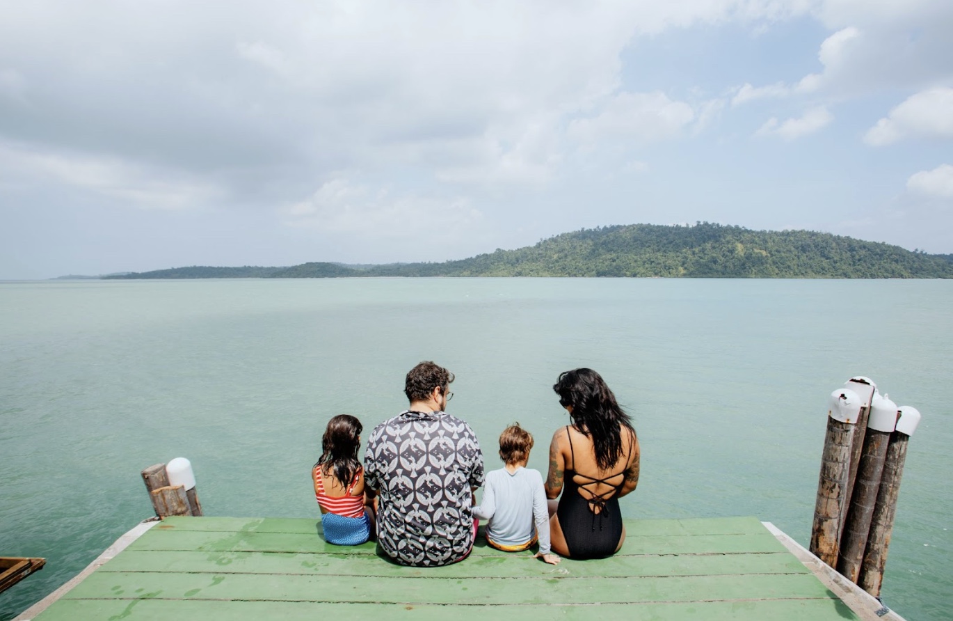 family enjoying screen-free quality time at Telunas Resort